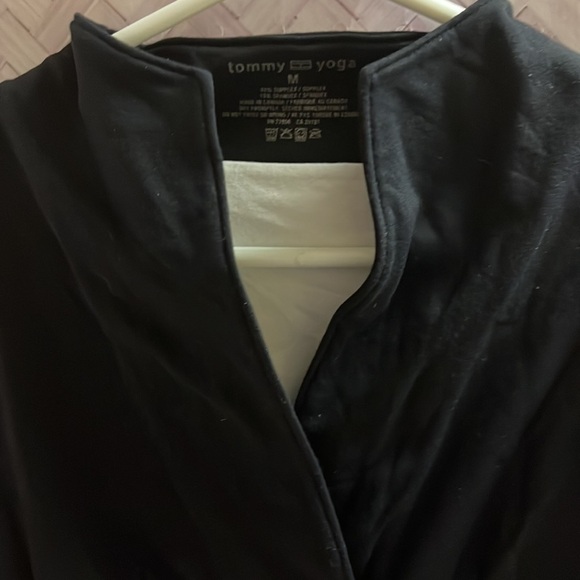Tommy Hilfiger women’s yoga, sleeveless shirt, size medium black - Picture 2 of 5